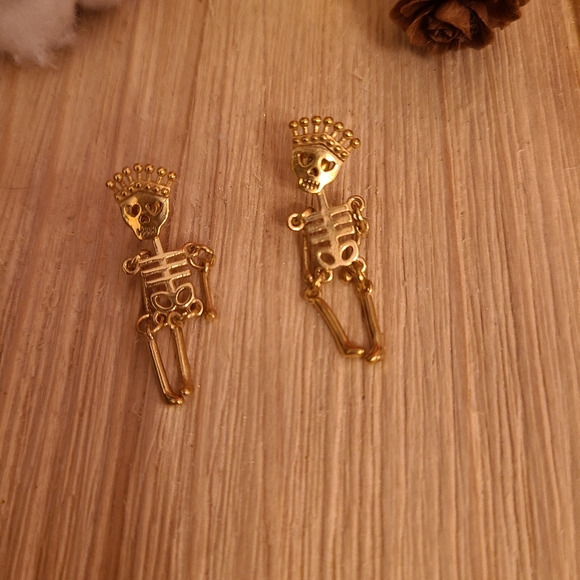 ๐๐NEW๐๐SUPER CUTE!! Stainless Steel Princess Skeleton Dangle Earrings - Picture 10 of 10